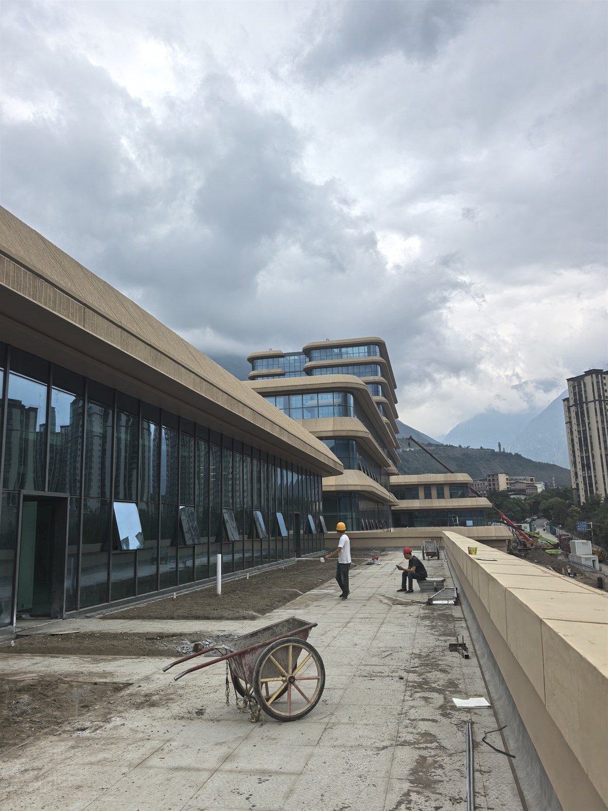 华西茂县高原病防治基地大楼外景-现代化公共卫生建筑